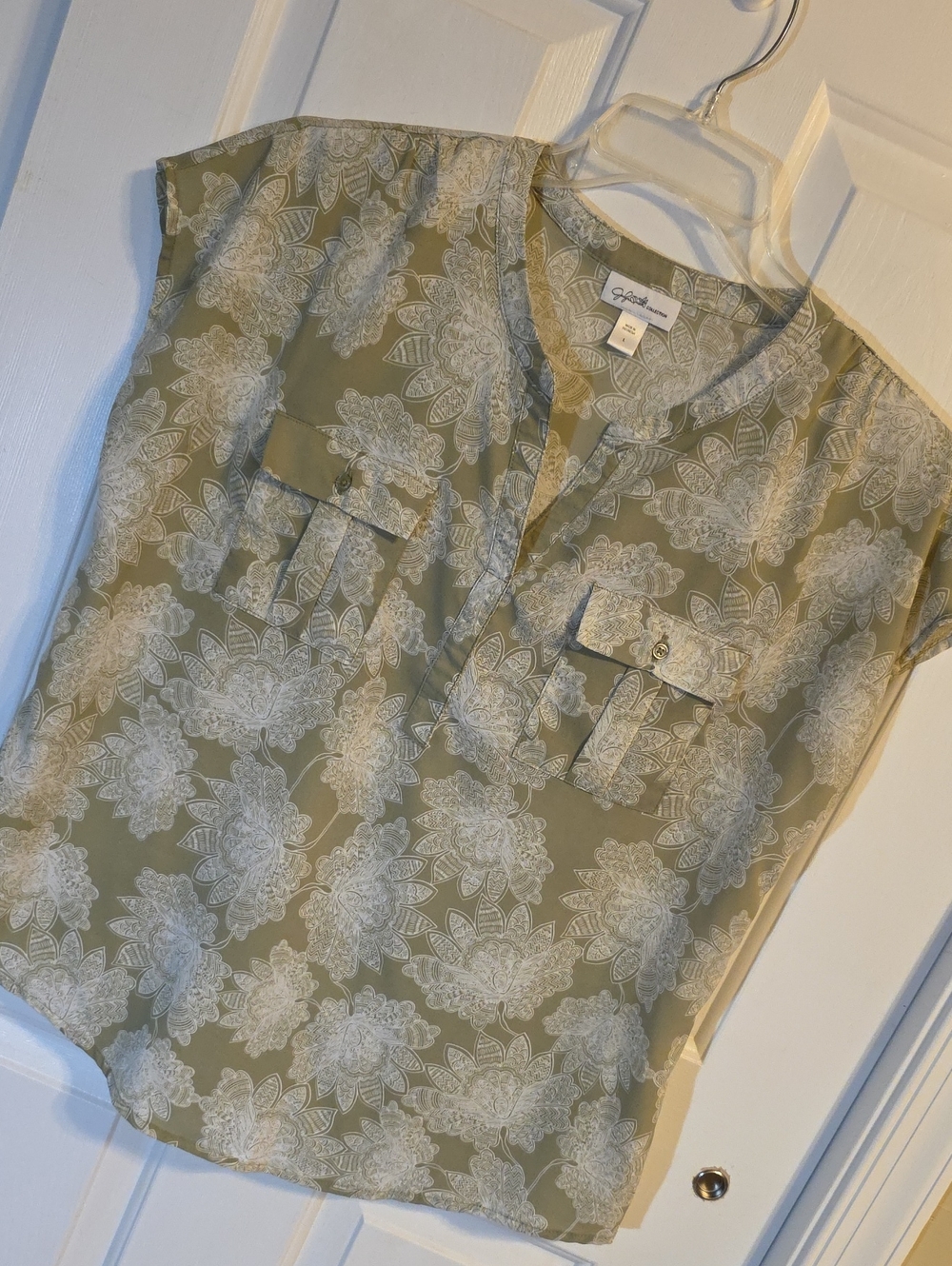 Jaclyn Smith Olive and White Floral Sleeveless Blouse T089